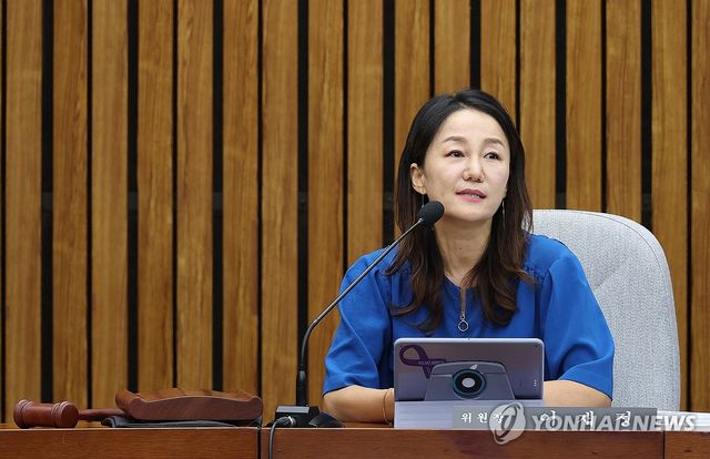 발언하는 이재정 위원장