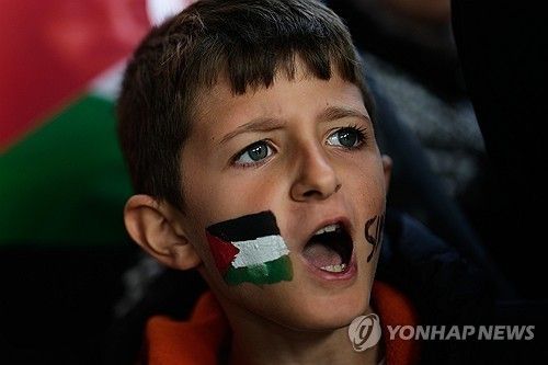 팔레스타인 지지 시위 참가한 튀르키예 소년