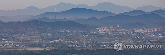마주 선 태극기와 인공기