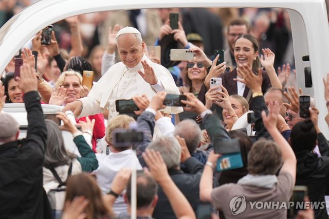 5일 미사 후 포프모빌을 타고 순례자들과 인사하는 교황