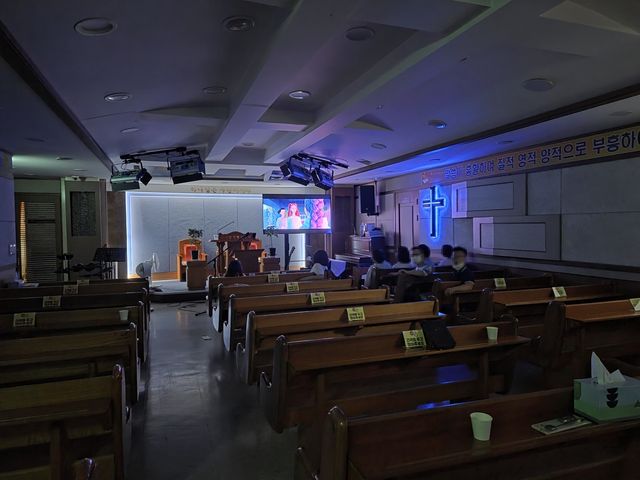 주사랑장애인단기보호센터에서 추석을 맞아 영화를 보는 모습