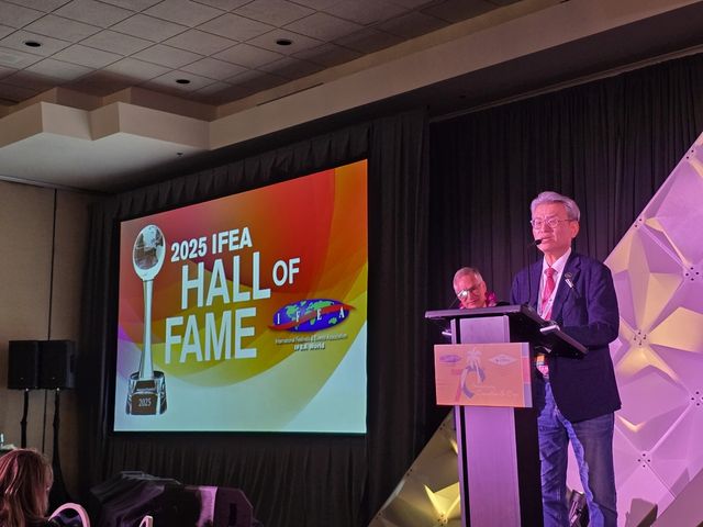 세계축제협회 명예의 전당 등재식에서 소감 밝히는 정강환 원장