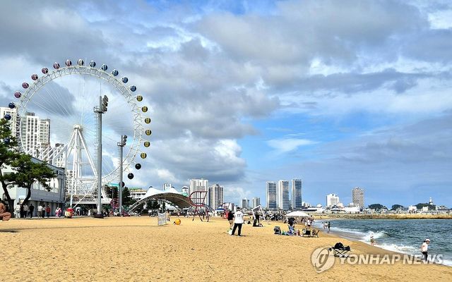 추석 연휴…북적이는 해변