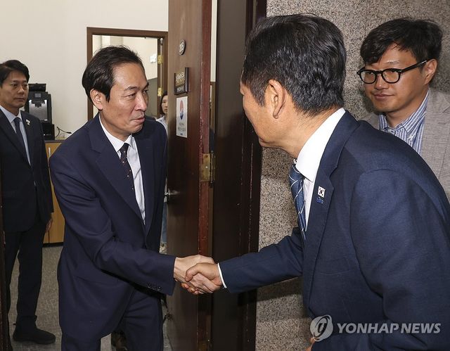 고위 당ㆍ정ㆍ대 회의 마치고 악수하는 정청래와 우상호