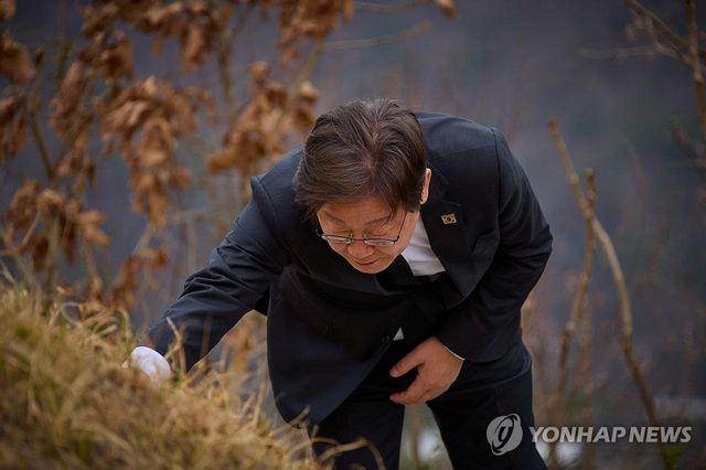 이재명 대통령이 대선 예비후보 시절이었던 지난 4월 고향 안동에서 부모 선영을 참배하는 모습 [재판매 및 DB 금지]