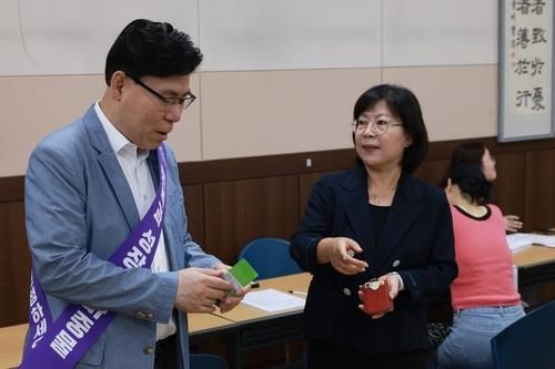 민생회복 소비쿠폰 안내 캠페인 벌이는 이동옥(왼쪽) 충북도 행정부지사