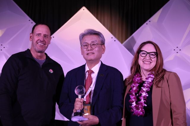 세계축제협회 명예의 전당 등재 후 기념촬영하는 정강환 원장