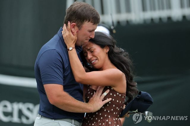 우승 차지한 스티븐 피스크(왼쪽)