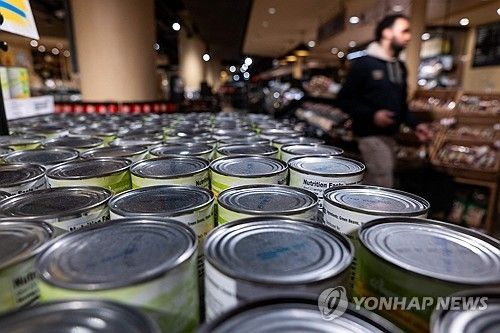 미국 식료품점에 진열된 통조림