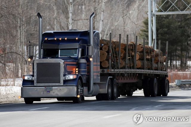 미국에서 목재를 나르는 트럭