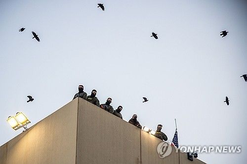 포틀랜드 ICE 시설 옥상