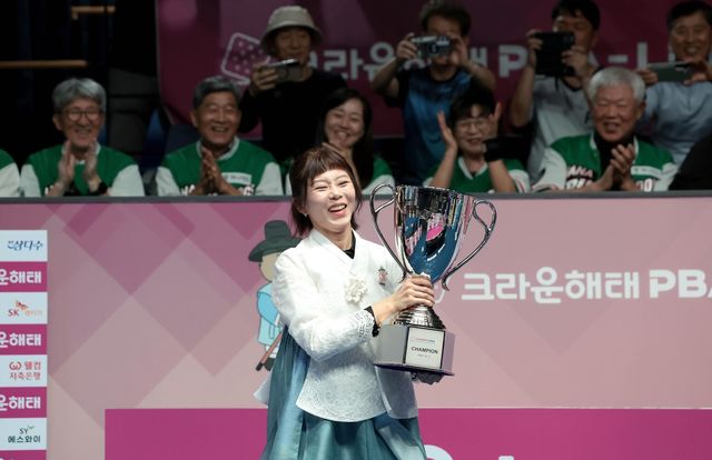 한복을 입고 트로피를 들어 올린 김가영