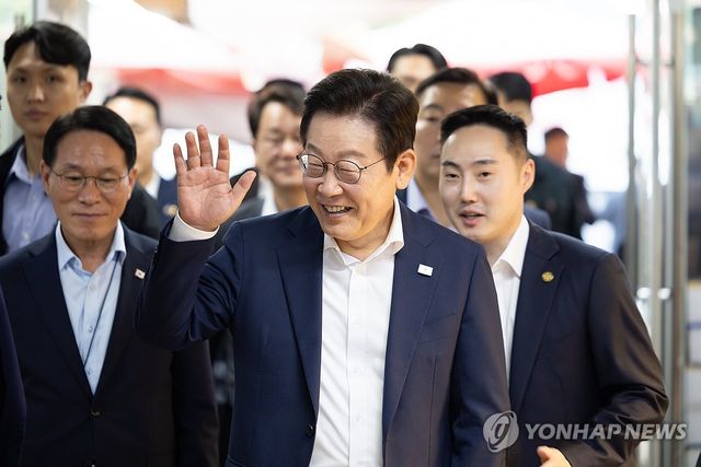 이재명 대통령, 추석 연휴 맞아 전통시장 방문