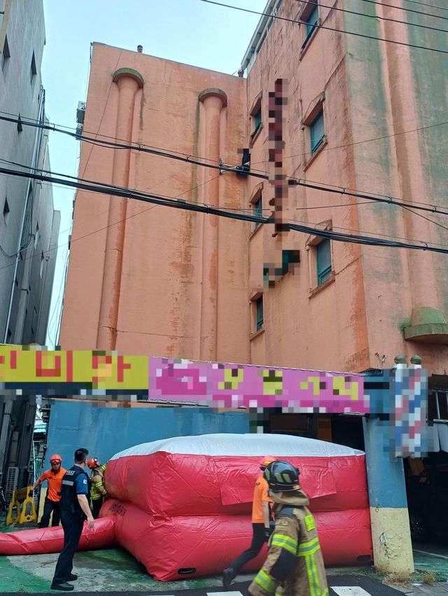 신속한 에어매트 설치로 투신자 구조한 동두천소방