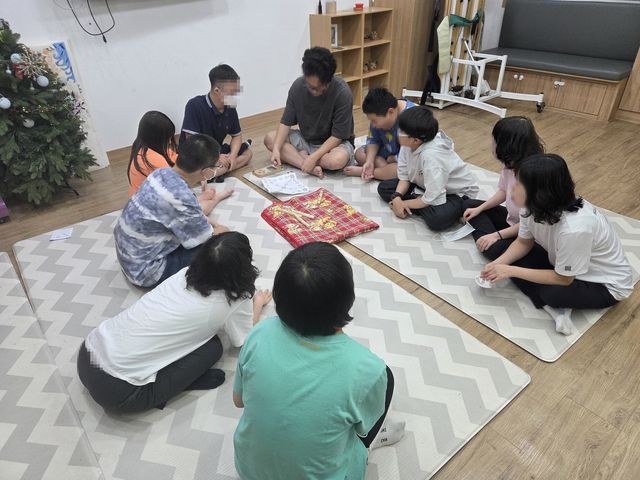 주사랑장애인단기보호센터에서 추석을 맞아 윷놀이하는 모습