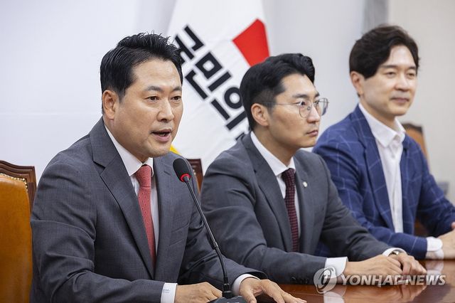 기자간담회에서 발언하는 장동혁 대표