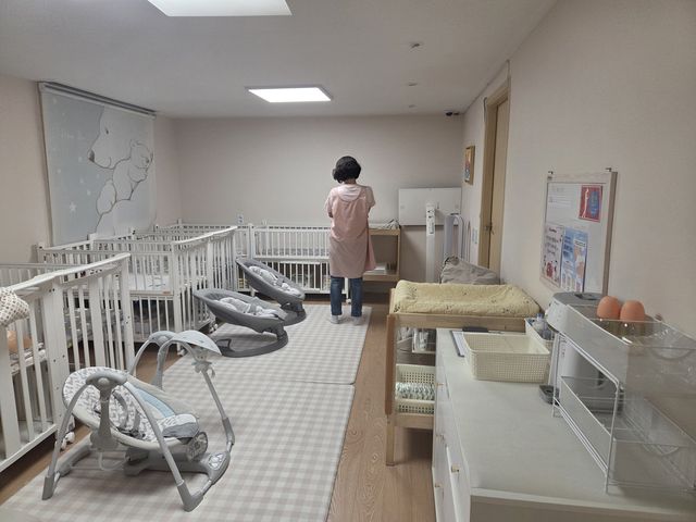 추석 당일인 6일 봉사자 마승희씨가 아기방에서 아이를 돌보고 있는 모습