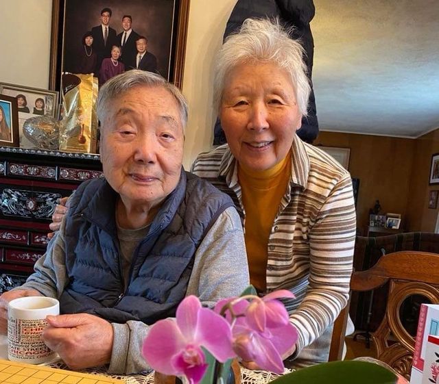 생전 고(故)이순원(왼쪽) 교수와 함께한 홍영자 씨.