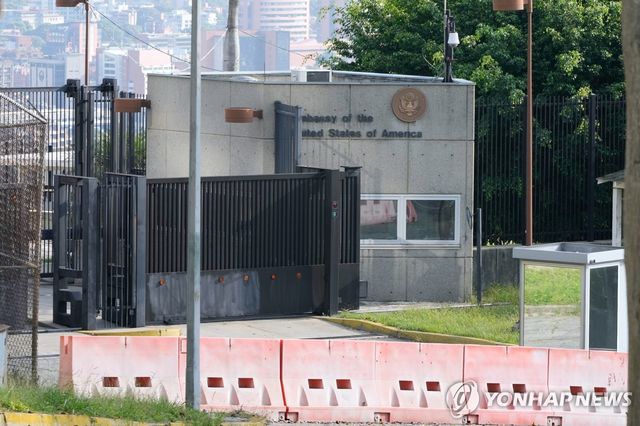 6일(현지시간) 카라카스에 있는 미국 대사관 건물 입구