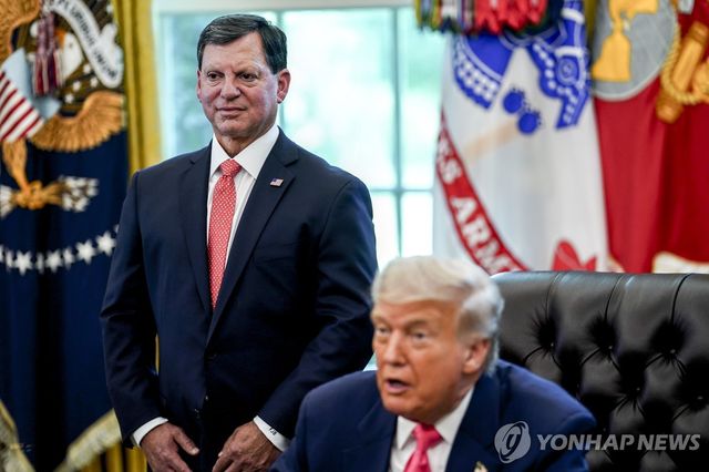 트럼프 대통령 옆에 선 비시냐노 SSA 국장