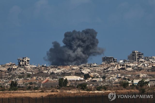 6일 연기가 피어오르는 가자시티 외곽
