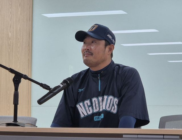 인터뷰하는 이호준 NC 감독