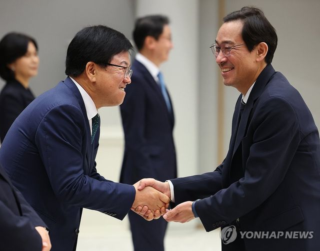 최교진 교육부 장관과 인사하는 우상호 정무수석