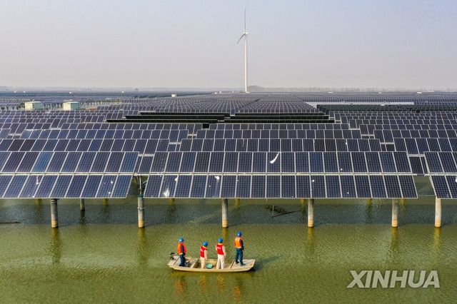 중국 장쑤성 양저우에 설치된 태양광 패널 