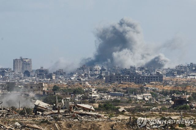 5일(현지시간) 공습으로 연기가 피어오르는 가자시티 
