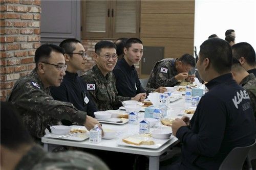 육군훈련소 훈련병들과 아침식사하는 김규하 육군참모총장