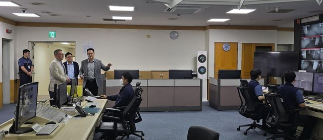 정진완 우리은행장(왼쪽에서 두 번째)이 6일 서울 중구 본점 관제실을 방문해 비상근무 인력들을 격려하고 연휴 기간 전산·고객응대 시스템의 안정적 운영상황을 점검하고 있다. [우리은행 제공]