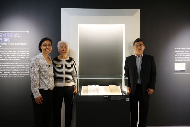 덕수궁 전시장 찾은 홍영자 씨