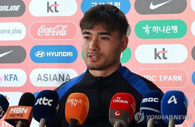 취재진 질문에 답하는 옌스 카스트로프