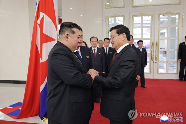 손 맞잡은 김정은과 통룬 시술릿 라오스 국가주석