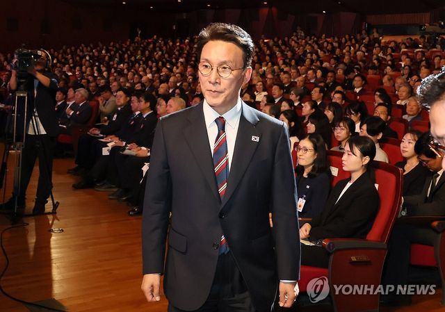 단상 향하는 김민석 총리