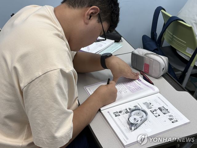 한국어 공부에 열중하는 중도 입국 청소년