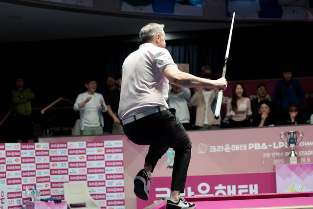 우승 직후 당구대 위로 뛰어 올라간 레펀스