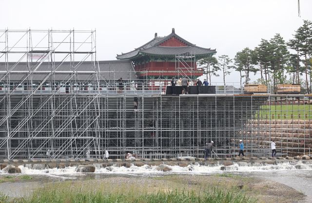 한복패션쇼 열릴 월정교 수상 특설무대