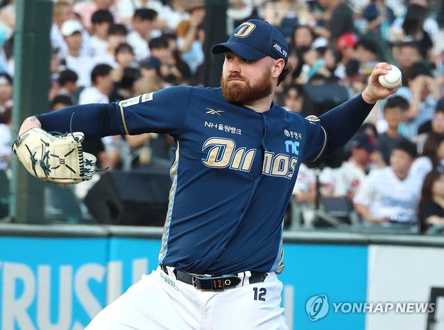 투구하는 NC 선발 로건