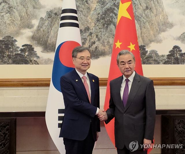 악수하는 한중 외교장관