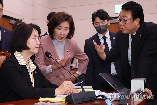 추미애 위원장에게 항의하는 나경원 의원