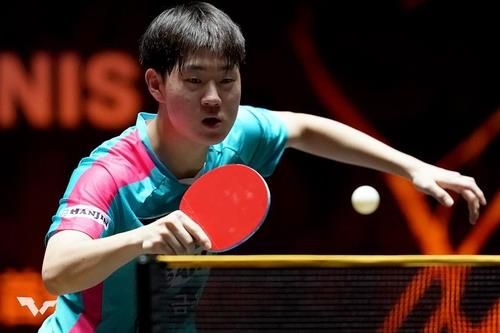 중국 스매시에 나선 오준성의 경기 장면