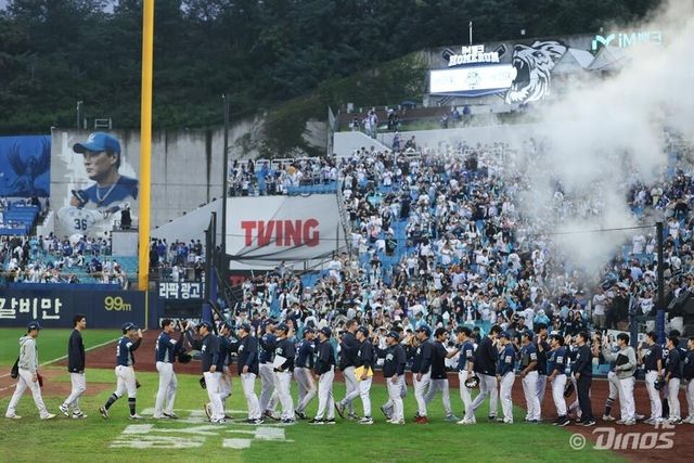 6일 1차전 승리 후 기뻐하는 NC 선수들과 응원단.