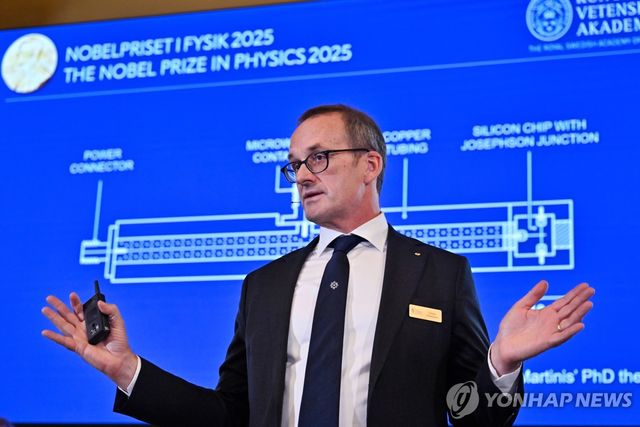 노벨위원회 "미시 세계에서 발견되는 양자현상을 손에 쥘 수 있는 거시 세계에서 보여준 공로" [AP 연합뉴스. 재판매 및 DB 금지]