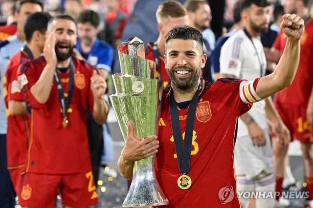 스페인 국가대표로 2022-2023 UEFA 네이션스리그 우승 트로피를 든 조르디 알바.