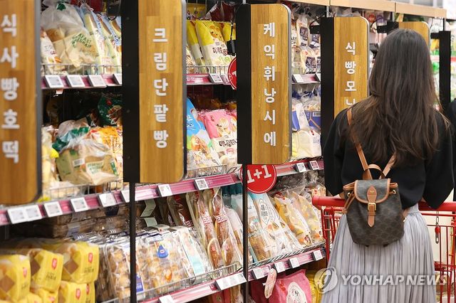 (서울=연합뉴스) 진연수 기자 = 지난 2일 서울 시내 대형마트에서 장을 보는 시민. 2025.10.2 jin90@yna.co.kr