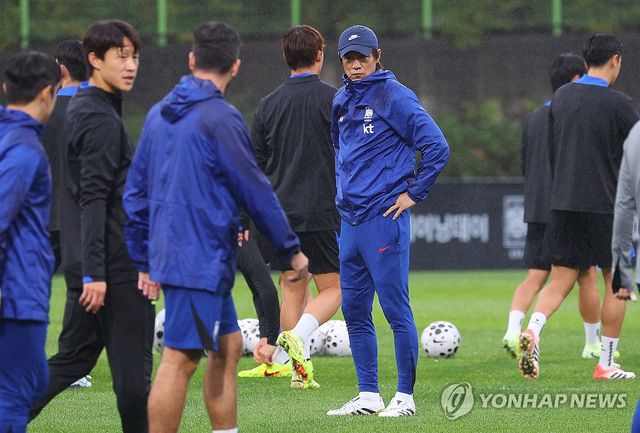 생각에 잠긴 홍명보 감독