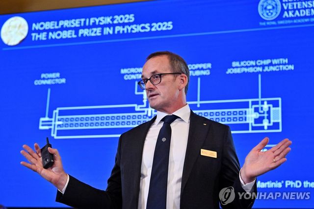 노벨위원회 "원자나 전자 등 미시 입자에서나 발견되고 입증되던 양자현상을 손에 쥘 수 있는 거시 세계에서도 보여준 공로" [로이터 연합뉴스. 재판매 및 DB 금지]