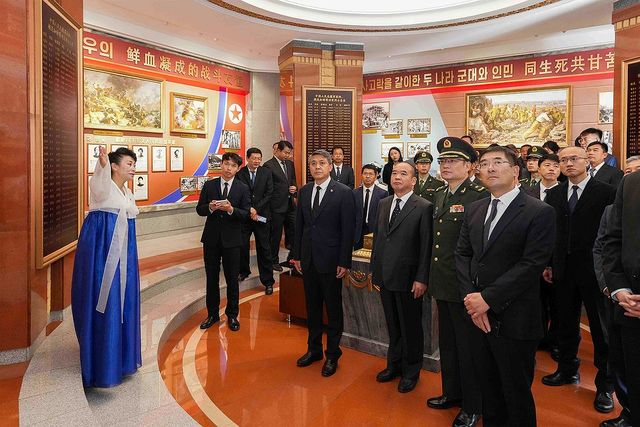 중국군의 한국전쟁 및 전후 북한 재건 참여 설명 듣는 왕야쥔 주북 중국대사