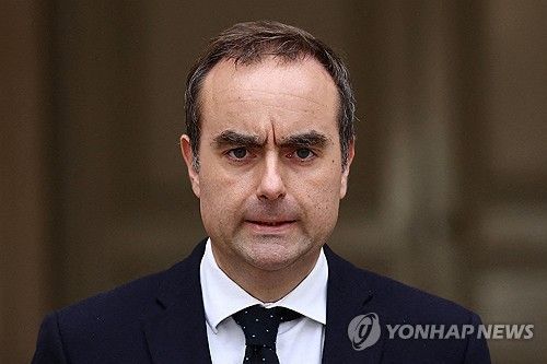 사임한 세바스티앵 르코르뉘 총리